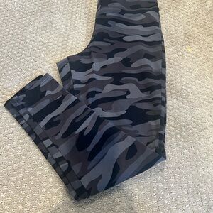 Torrid Premium Gray/Black Camo Leggings Size Large